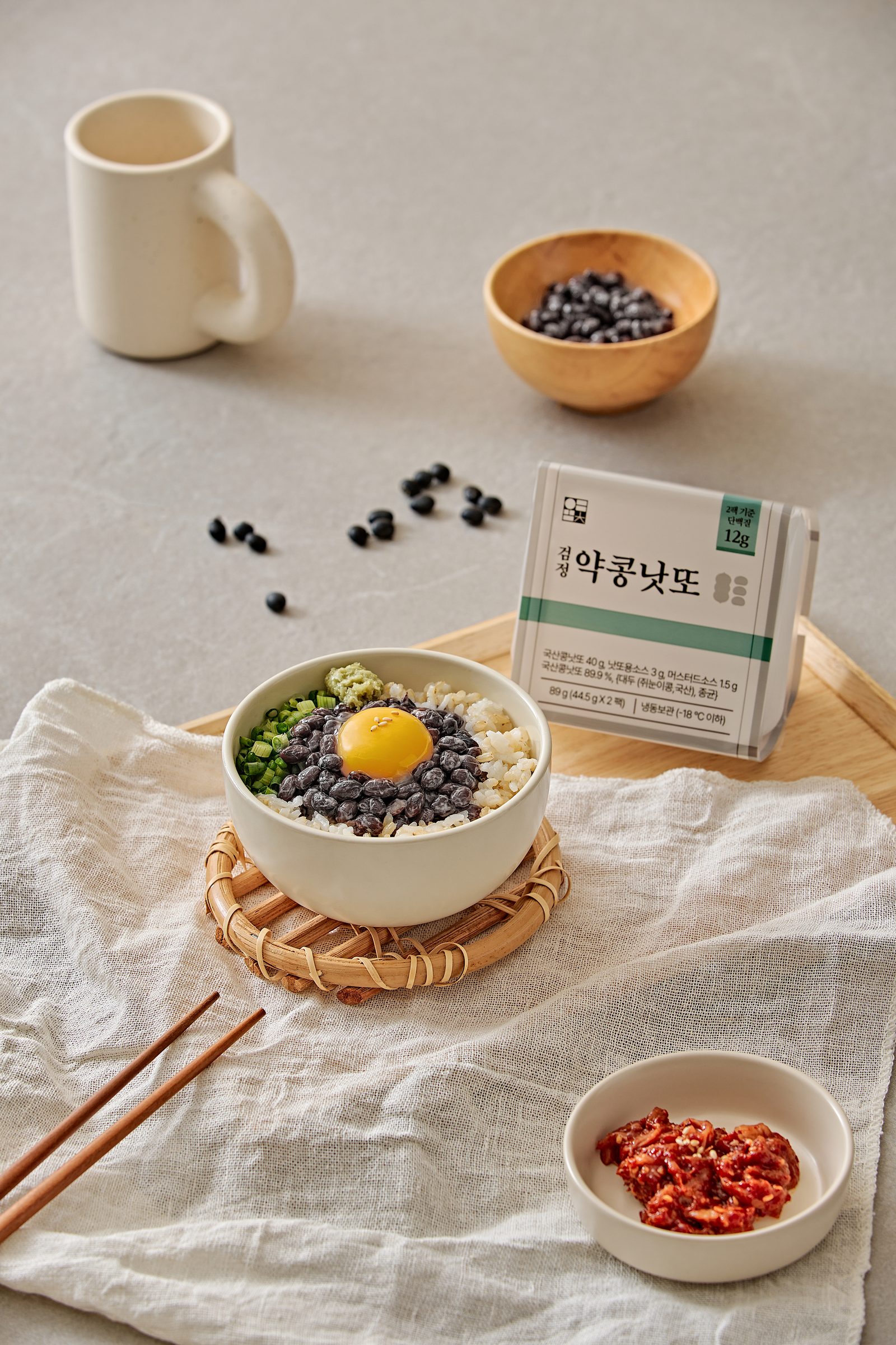 밥 위에 올린 검정약콩낫또